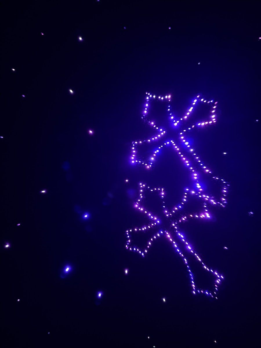 Shooting-star cross design in fibre optics